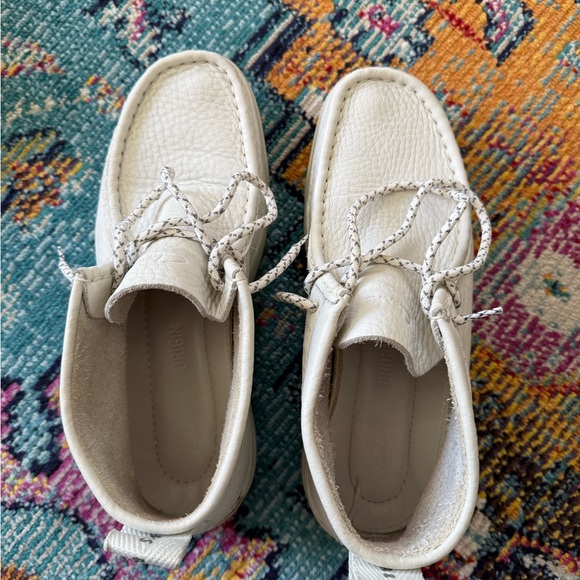 White Leather Clarks Wallabre - Picture 3 of 9